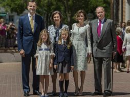 Leonor estuvo acompañada por los reyes Felipe VI y Letizia y sus abuelos los ex monarcas Juan Carlos y Sofía. AP / A. Kudacki