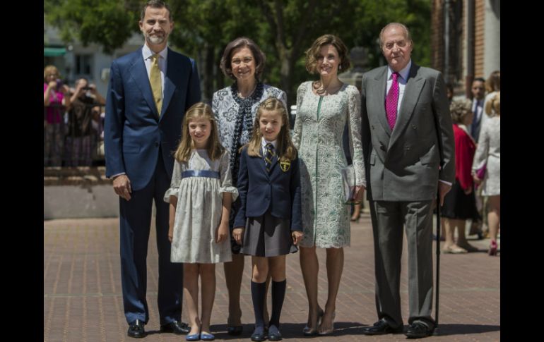 Leonor estuvo acompañada por los reyes Felipe VI y Letizia y sus abuelos los ex monarcas Juan Carlos y Sofía. AP / A. Kudacki