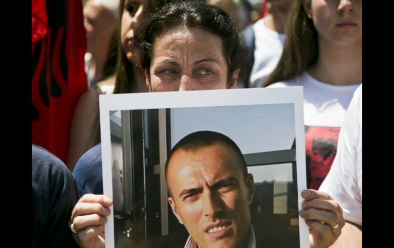 Selvije Shehu muestra una foto de su hermano, Deme Shehu, uno de los albanos involucrados en los ataques en Macedonia. AP / V. Kryeziu