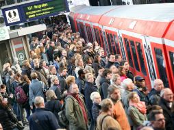 La compañía de trenes rechaza las exigencias del sindicato y señala que brindará un servicio contingente en algunas rutas. AFP /