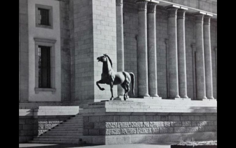 Con la caída de Hitler, los caballos de Thorak y otras esculturas nazis decoraron un campo de deportes del ejército soviético. ESPECIAL / germanartgallery.eu