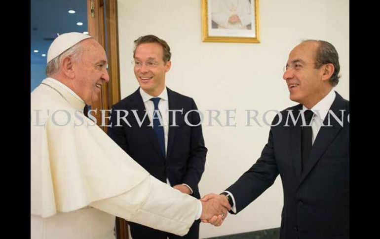 El encuentro duró unos 20 minutos y tuvo lugar en uno de los salones de la Casa Santa Marta, la residencia papal en el Vaticano. TWITTER / @FelipeCalderon