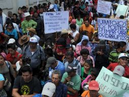 Al menos unos 20 mil guatemaltecos exigen la renuncia de su presidente desde que el escándalo de corrupción salió a la luz. AFP / J. Ordonez