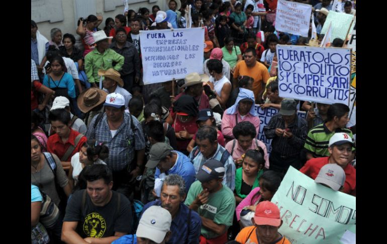 Al menos unos 20 mil guatemaltecos exigen la renuncia de su presidente desde que el escándalo de corrupción salió a la luz. AFP / J. Ordonez