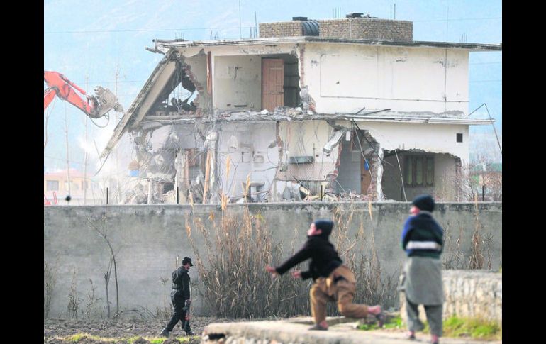 Niños juegan durante la destrucción de la casa donde militares estadounidenses abatieron a Osama bin Laden. AFP /