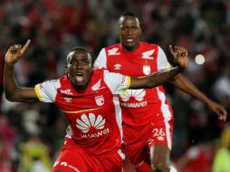 Mosquera celebra el gol del equipo dirigido por Gustavo Costas, DT que pretende Atlas. EFE / L. Muñoz