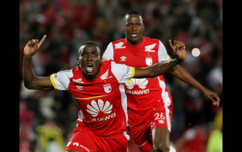 Mosquera celebra el gol del equipo dirigido por Gustavo Costas, DT que pretende Atlas. EFE / L. Muñoz