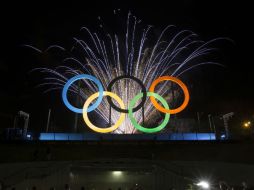 En la inauguración del monumento, que contó con la presencia de autoridades del COI, se lanzaron fuegos artificiales. AP / F. Dana