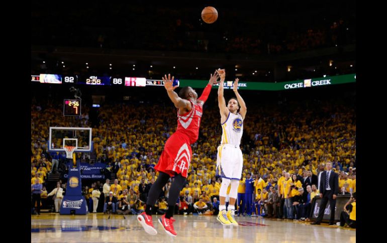 Stephen Curry consiguió 33 puntos, tres rebotes, seis asistencias y cinco tiros de tres puntos. AFP / E. Shaw