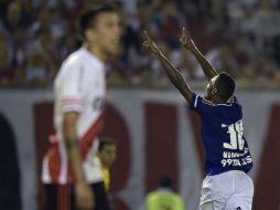 Marquinhos (der.) anotó el único gol ayer en Buenos Aires al minuto 81, para decretar la victoria del Cruzeiro en cancha del River. AFP / J. Mabromata