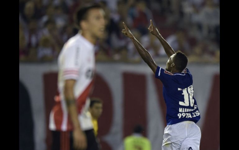 Marquinhos (der.) anotó el único gol ayer en Buenos Aires al minuto 81, para decretar la victoria del Cruzeiro en cancha del River. AFP / J. Mabromata