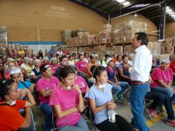 Pablo Lemus durante su visita a la empresa zapopana, donde explicó su proyecto de ciudad  con visión metropolitana. ESPECIAL / Pablo Lemus