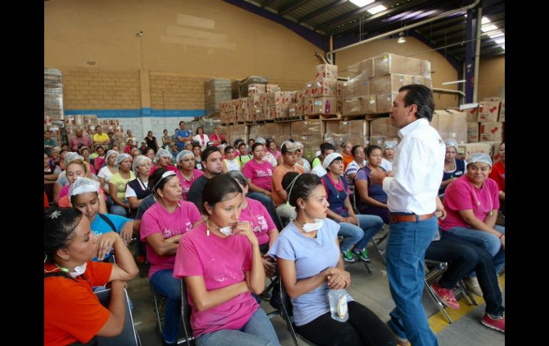 Pablo Lemus durante su visita a la empresa zapopana, donde explicó su proyecto de ciudad  con visión metropolitana. ESPECIAL / Pablo Lemus