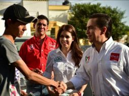 El priista recorre la colonia Las Águilas para platicar con los vecinos. TWITTER / @ChavaRizo