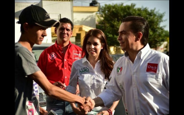 El priista recorre la colonia Las Águilas para platicar con los vecinos. TWITTER / @ChavaRizo