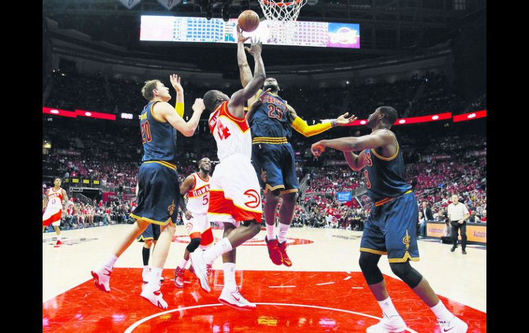 James volvió a ser el líder a la ofensiva para los Cavaliers, al conseguir 30 puntos durante el encuentro de ayer por la noche. AFP / K. Cox