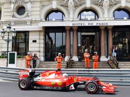 Sebastian Vettel (Ferrari) durante la tercera sesión de entrenamientos en el circuito de Mónaco. AFP / B. Horvat