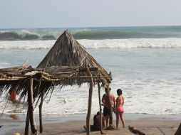 Aunque la alerta por Mar de Fondo se mantiene, las playas de Acapulco siguen abiertas. NTX / ARCHIVO