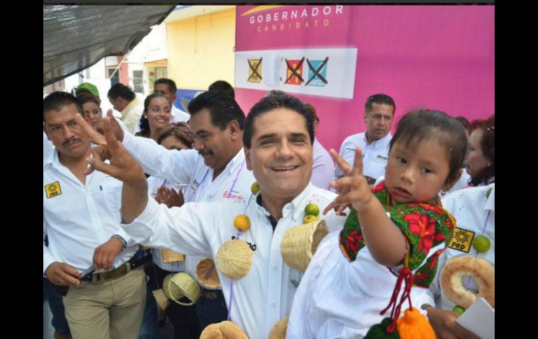 Aureoles Conejo reconoció la adhesión a su proyecto y dijo que 'es algo que me compromete a hacer las cosas con mayor responsabilidad'. TWITTER / @Silvano_A