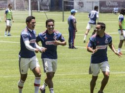 Omar Bravo (centro), con Carlos Salcedo (izq.) y Marco Fabián de la Mora (der.) durante el entrenamiento en el Club Verde Valle. EL INFORMADOR / ARCHIVO