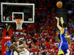 El guardia de Golden State, Stephen Curry, llegó a 59 triples en 13 juegos de postemporada, y con ello logró un récord en la NBA. AFP / R. Martínez