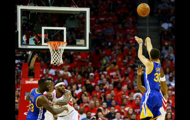 El guardia de Golden State, Stephen Curry, llegó a 59 triples en 13 juegos de postemporada, y con ello logró un récord en la NBA. AFP / R. Martínez