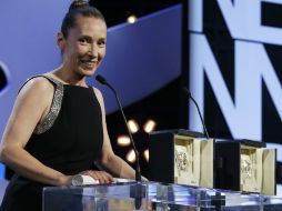 Emmanuelle Bercot sonriente al recibir su premio en el festival de cine. AP / L. Cironneau