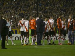 Hinchas de Boca lanzaron un gas irritante a jugadores de River; el juego se suspendió. EFE / ARCHIVO