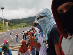 Los normalistas fueron retirados de la caseta por policías antimotines federales. NTX / ARCHIVO