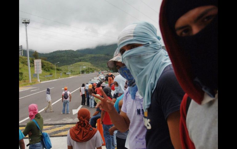 Los normalistas fueron retirados de la caseta por policías antimotines federales. NTX / ARCHIVO