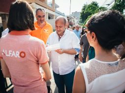 Alfaro arribó a la urna en la que el domingo 7 de junio ejercerá su derecho al voto. ESPECIAL / Enrique Alfaro Ramírez