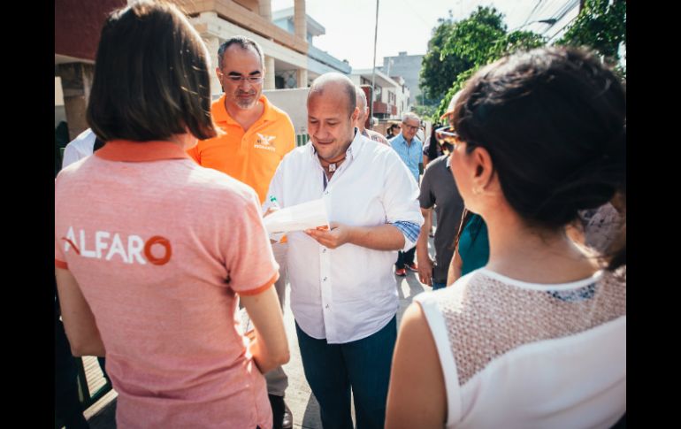 Alfaro arribó a la urna en la que el domingo 7 de junio ejercerá su derecho al voto. ESPECIAL / Enrique Alfaro Ramírez