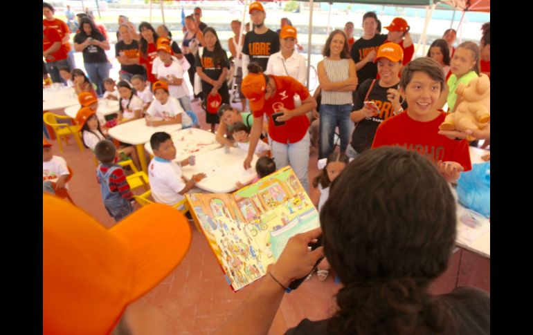 Niños y adultos del Valle de los Molinos participaron en varias actividades organizadas por Lemus. ESPECIAL / Pablo Lemus