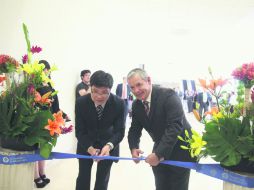 Lin Shangli, vicepresidente de Fundan (a la izquierda), y Mario Adrián Flores, director del ITESM Campus Guadalajara cortan el listón. EL INFORMADOR / M. Vargas