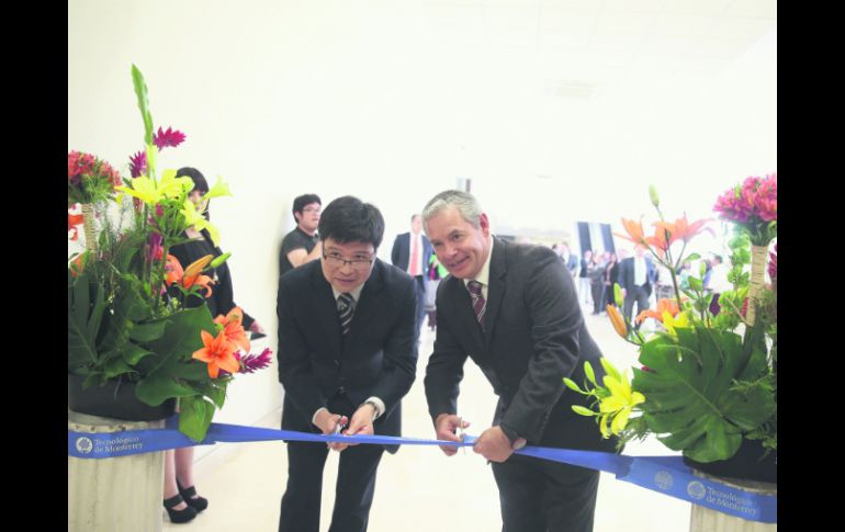 Lin Shangli, vicepresidente de Fundan (a la izquierda), y Mario Adrián Flores, director del ITESM Campus Guadalajara cortan el listón. EL INFORMADOR / M. Vargas