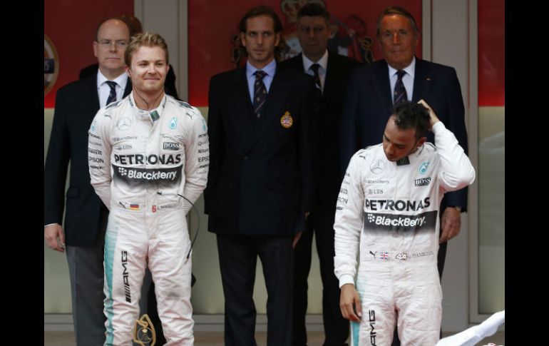 Nico Rosberg (izquierda), flanquea con una ligera sonrisa al Lewis Hamilton, que se toma el cabello aún molesto con el resultado. AP / L. Bruno