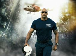 Dwayne Johnson interpreta a Ray Gaines, un rescatista que debe combatir contra la naturaleza. ESPECIAL /