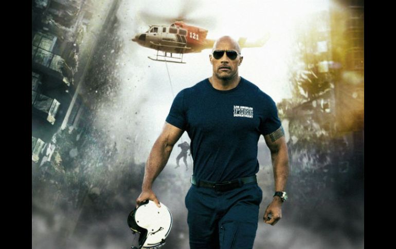 Dwayne Johnson interpreta a Ray Gaines, un rescatista que debe combatir contra la naturaleza. ESPECIAL /