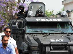 Se enviaron refuerzos policiales a la zona, que recorrían las calles. EFE /