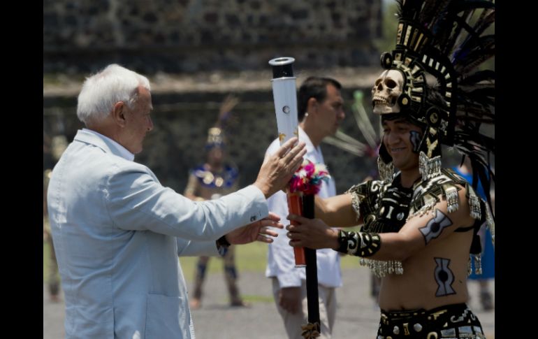 David Robert Peterson informó que la flama recorrerá 230 comunidades con la asistencia de diversas personalidades. AFP / O. Torres