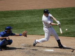 El tercera base de los Yankees de New York ,Chase Headley (12), conecta el primer jonron del día en el Yankee Stadium. AP / P. Jacobson