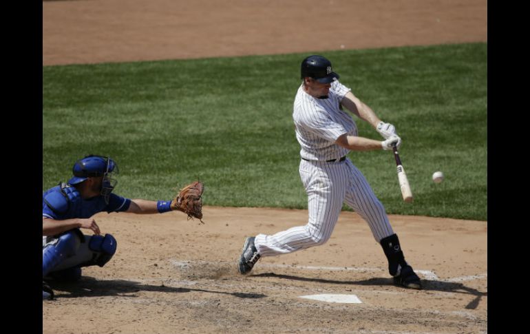 El tercera base de los Yankees de New York ,Chase Headley (12), conecta el primer jonron del día en el Yankee Stadium. AP / P. Jacobson