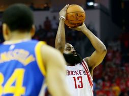 James Harden terminó el partido de ayer por la noche con una cosecha de 45 puntos. AFP / R. Martínez