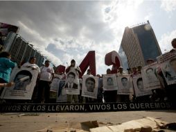 Padres de los normalistas víctimas de desaparición forzada marcharán este día en la Ciudad de México. AP / ARCHIVO