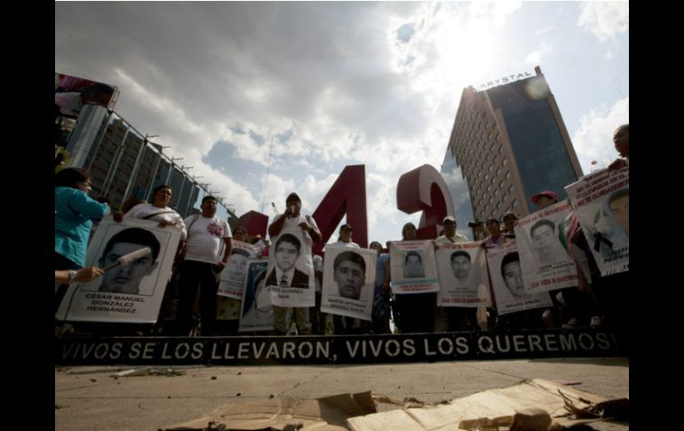 Padres de los normalistas víctimas de desaparición forzada marcharán este día en la Ciudad de México. AP / ARCHIVO