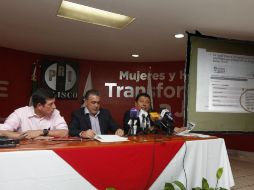 El presidente del PRI Jalisco, Hugo Contreras (c) denuncia el presunto desvío de Tlajomulco a la campaña de Alfaro. EL INFORMADOR / E. Barrera