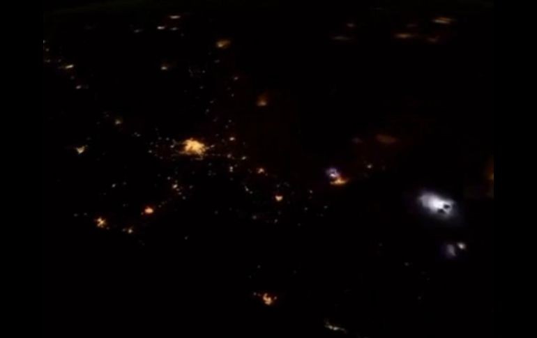 Virts comparte el video y señala que había 'graves tormentas eléctricas' en México. TWITTER / @AstroTerry