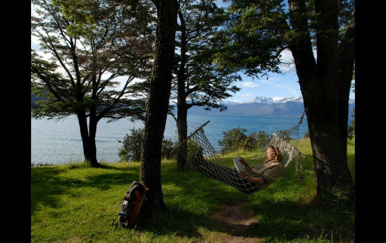 A la orilla del lago podrás realizar arquería, pesca, tenis, bicicleta de montaña y demás actividades. EFE / ARCHIVO