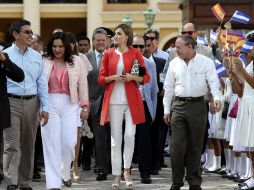 La reina Letizia inició el lunes su gira centroamericana al visitar el Consultorio Jurídico de Honduras. EFE / C. Moya