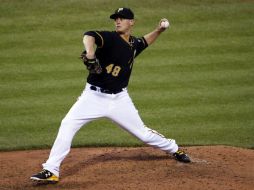 Jeff Locke realiza un lanzamiento durante el tercer inning durante el juego de ayer. AP / G. Puskar